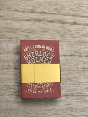 Zuru Mini Brands Luxury Sherlock Holmes Book